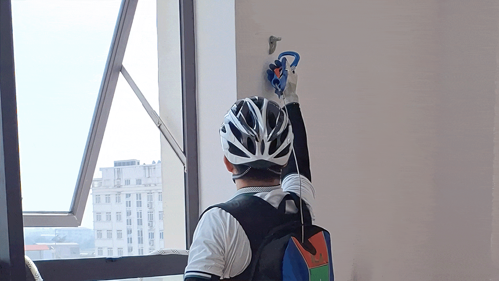 Bước 2: Khóa móc an toàn