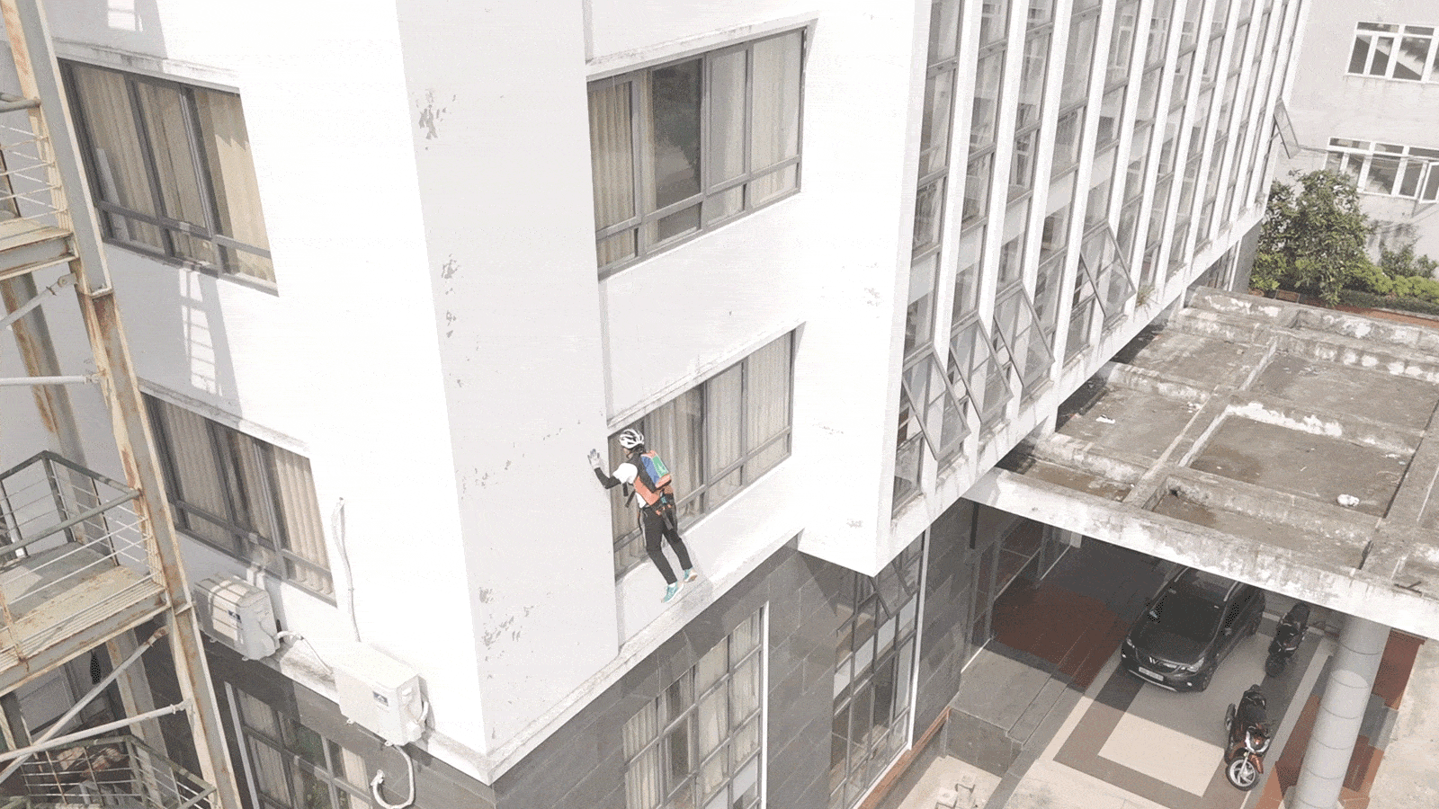 Bước 3: Móc vào và tụt xuống